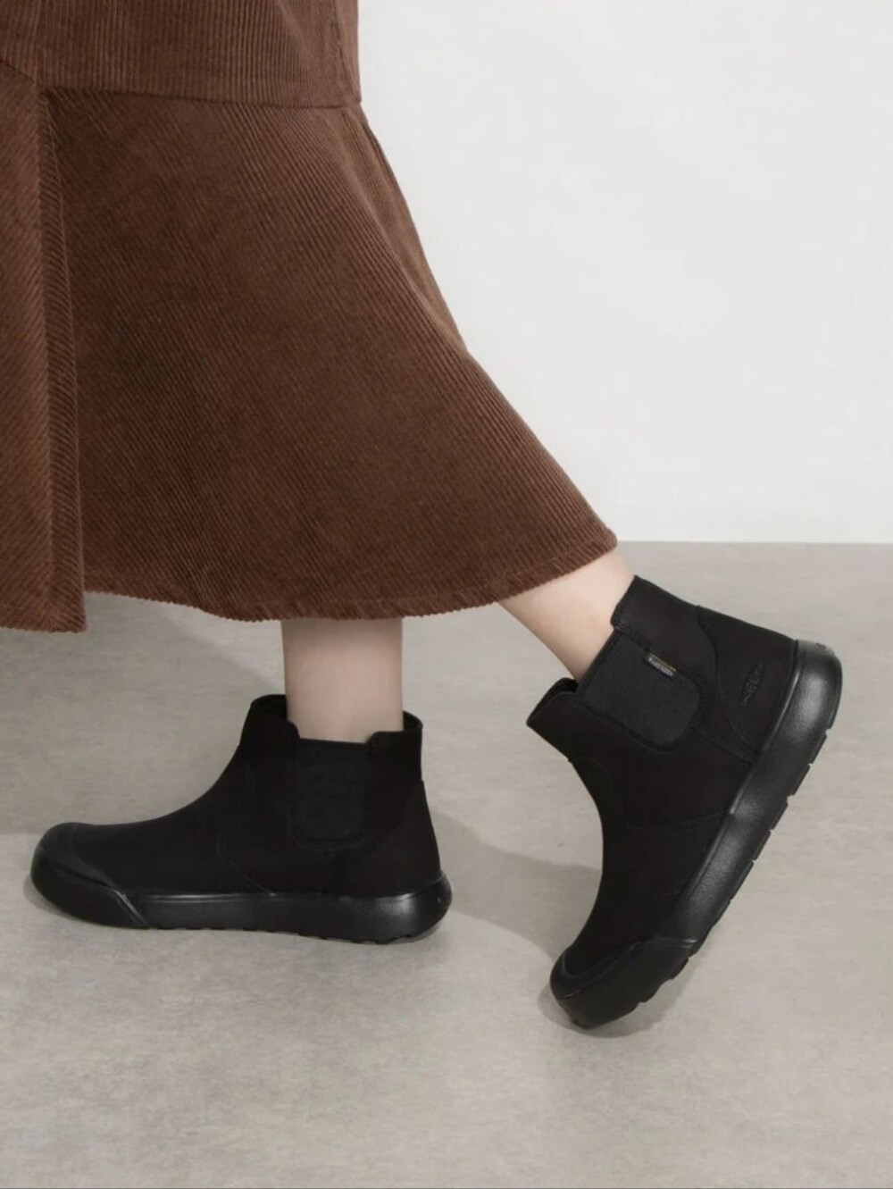 KEEN Warm Women's Black Elena Waterproof Chelsea Slip On  Boots Size 9
